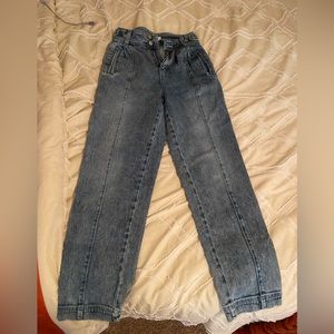 Super cute high rise jeans size 1/25 very flattering